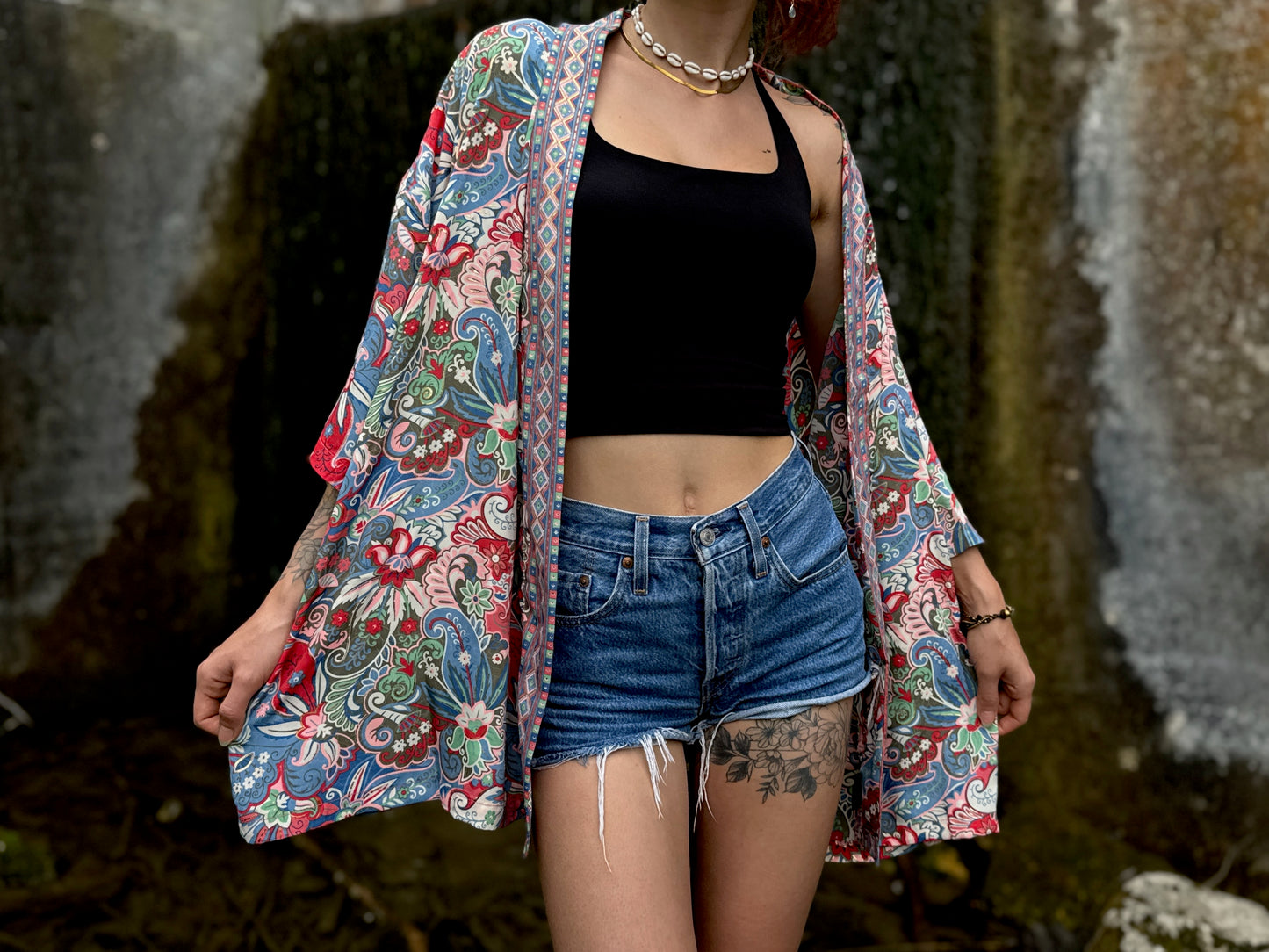 Leichter Boho Kimono mit floralem Muster in rot rosa blau olive grün