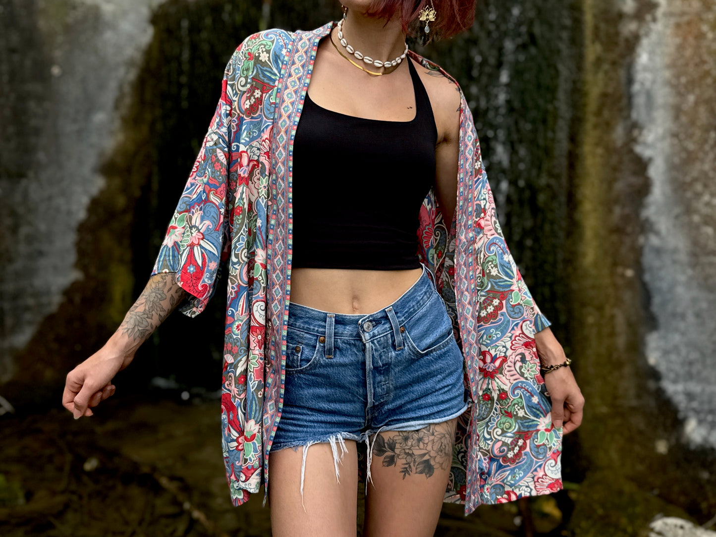 Leichter Boho Kimono mit floralem Muster in rot rosa blau olive grün