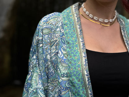 Leichter Boho Kimono mit Paisley Muster in weiß grün blau gold
