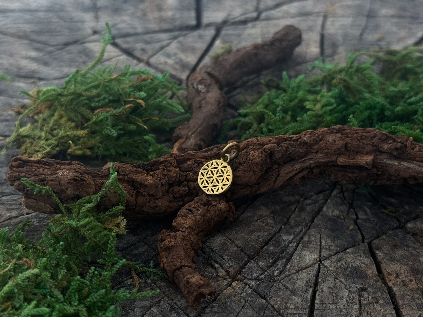 Kette mit dem Motiv der Lebensblume aus Messing