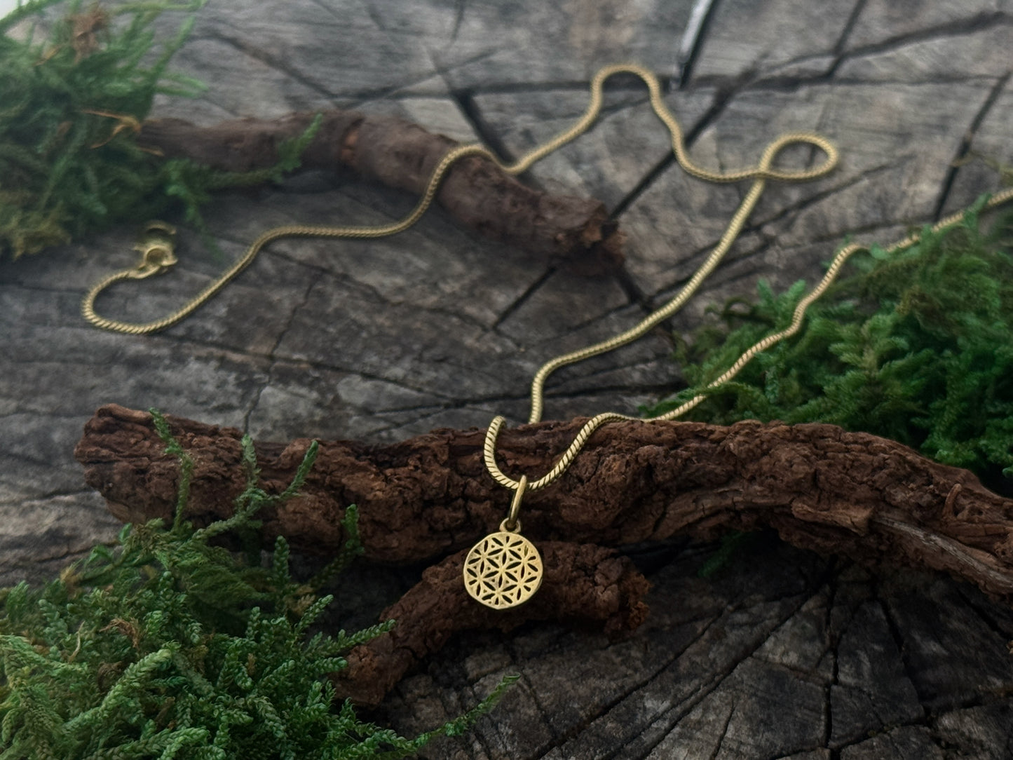 Kette mit dem Motiv der Lebensblume aus Messing