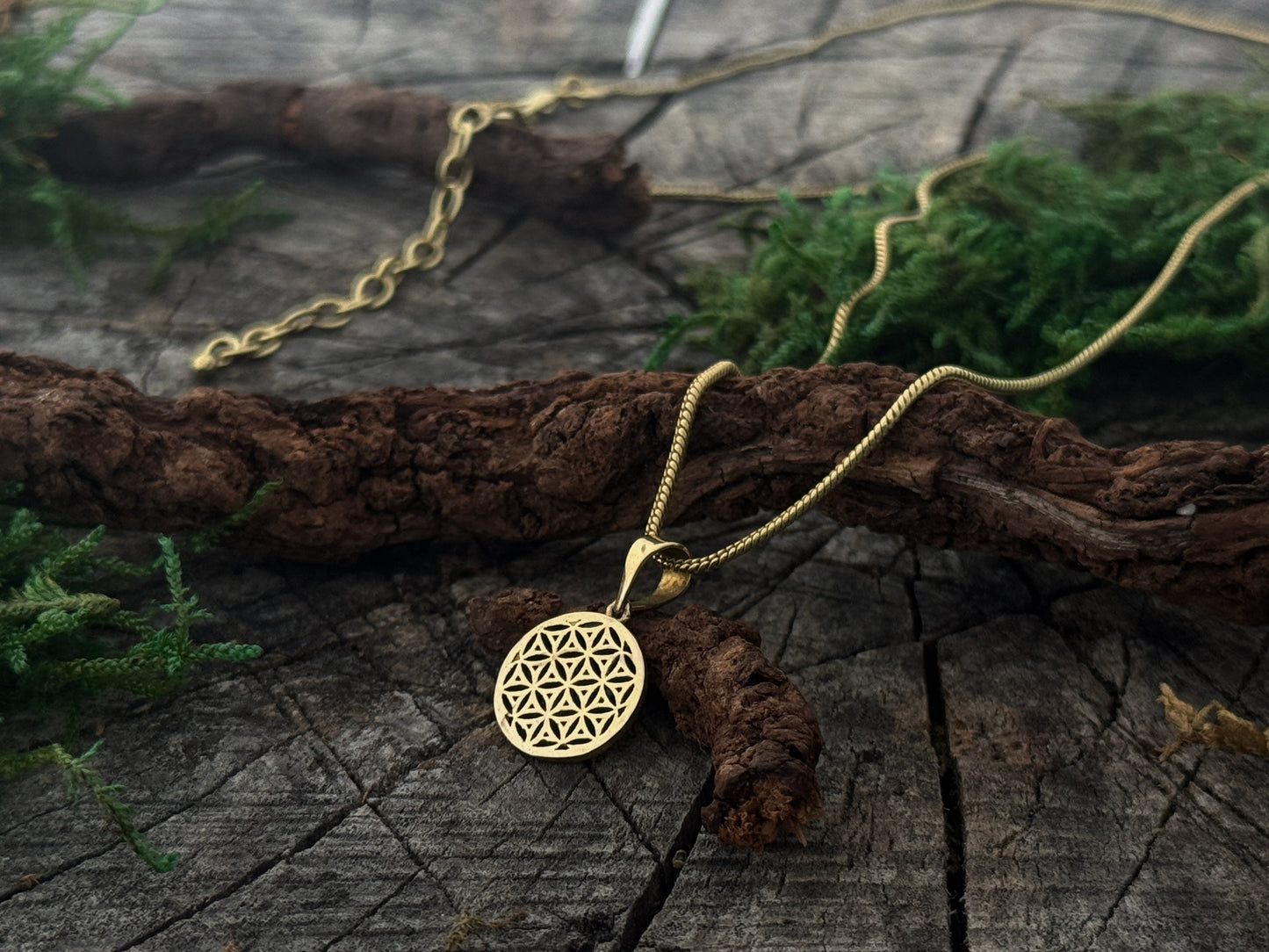 Chain with the motif of the flower of life made of brass 