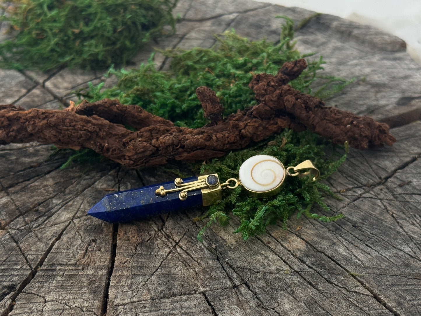 Anhänger Lapis Lazuli mit Operculum mit Spiralen, Pünktchen und kleinem Stein, Messing