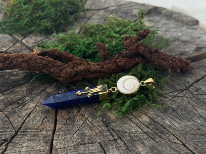 Anhänger Lapis Lazuli mit Operculum mit Spiralen, Pünktchen und kleinem Stein, Messing