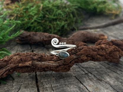 Toe ring with spiral and drop-shaped stone made of silver 