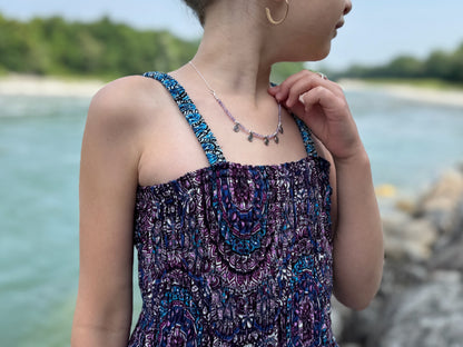 luftiges Elfenkleid für Kinder, rosa blau gemustertes Sommerkleid im Boho Look für Mädchen, Fransenkleid