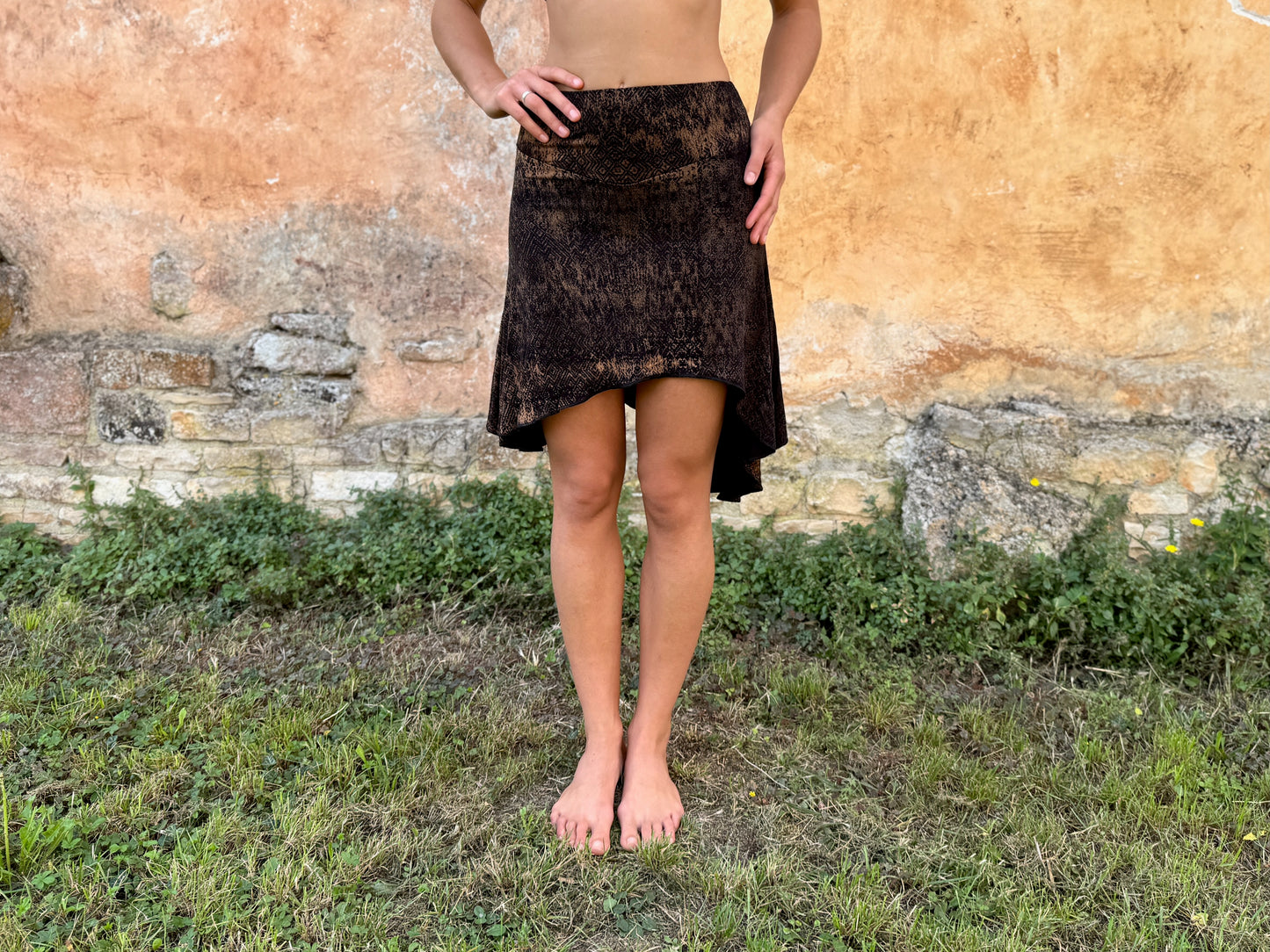 asymmetrischer Rock mit Batik-Muster in braun