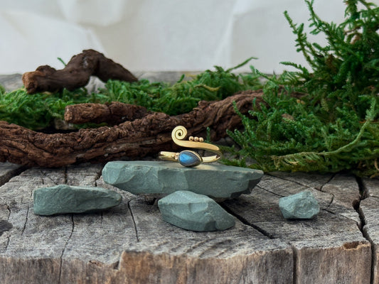 Zehenring mit Spirale, Pünktchen und Stein in Tropfenform aus Messing, vergoldet