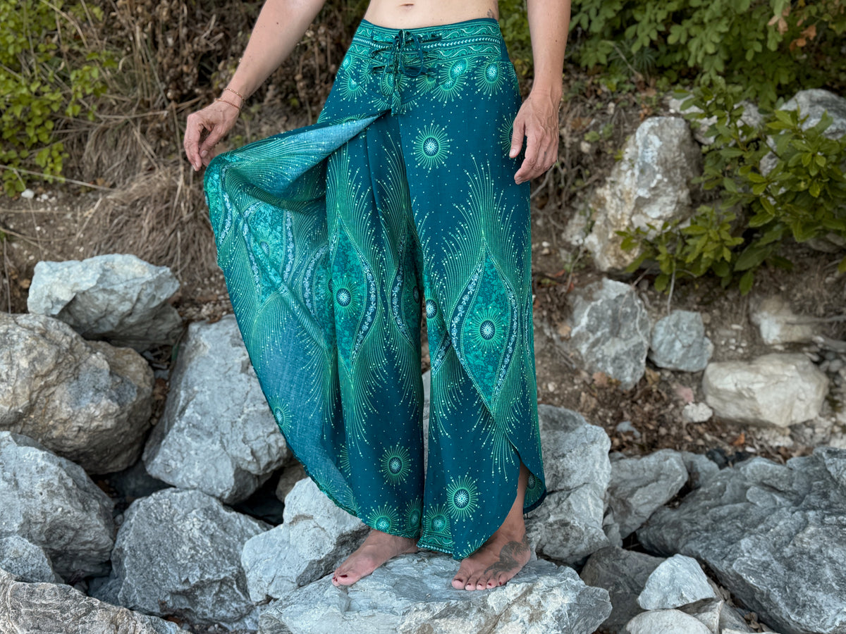 Boho Wickelhose für Damen in türkis mit Pfauenmuster