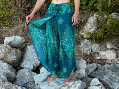 Boho Wickelhose für Damen in türkis mit Pfauenmuster