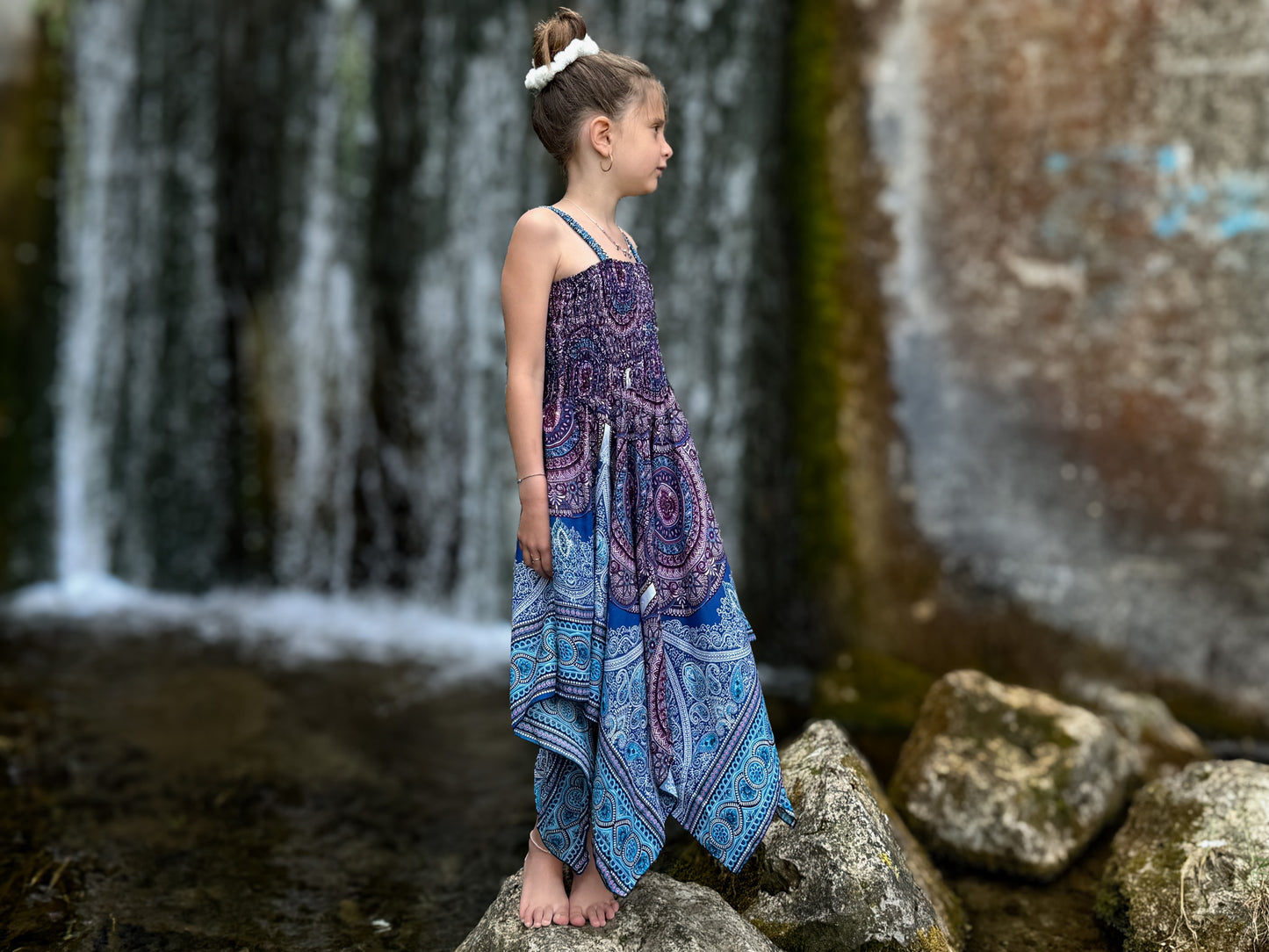luftiges Elfenkleid für Kinder, rosa blau gemustertes Sommerkleid im Boho Look für Mädchen, Fransenkleid