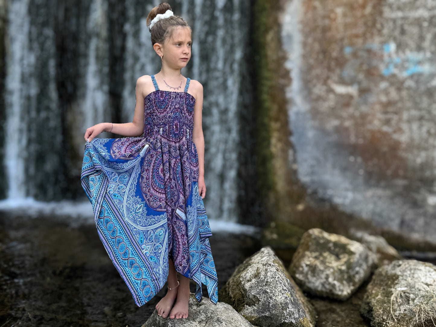 luftiges Elfenkleid für Kinder, rosa blau gemustertes Sommerkleid im Boho Look für Mädchen, Fransenkleid