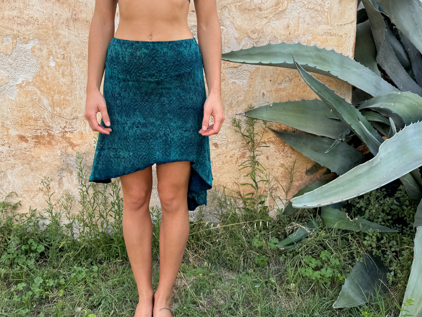 asymmetrischer Rock mit Batik-Muster in türkis