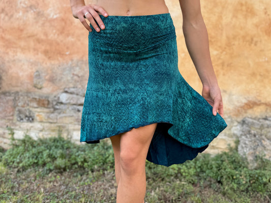 asymmetrischer Rock mit Batik-Muster in türkis