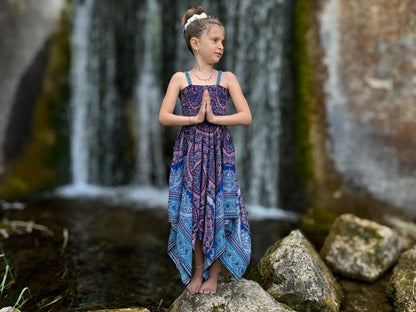 luftiges Elfenkleid für Kinder, rosa blau gemustertes Sommerkleid im Boho Look für Mädchen, Fransenkleid