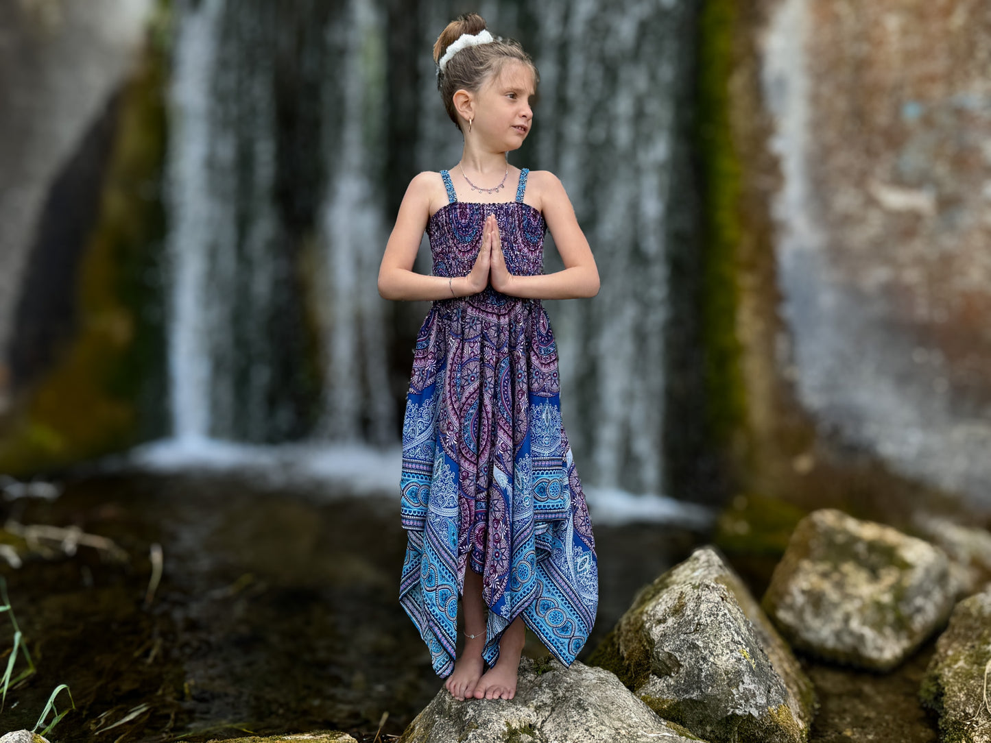luftiges Elfenkleid für Kinder, rosa blau gemustertes Sommerkleid im Boho Look für Mädchen, Fransenkleid