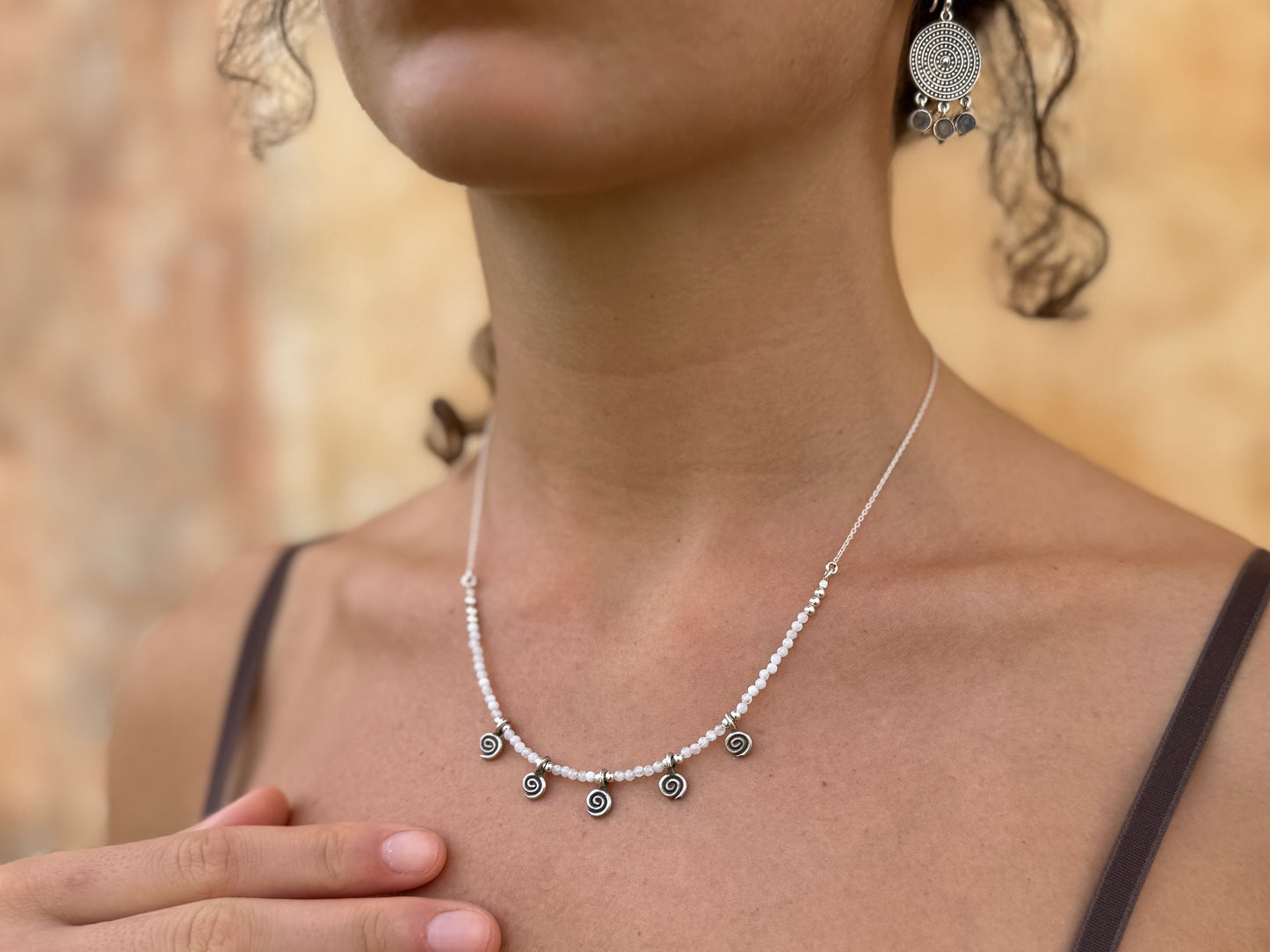 Kette mit 5 kleinen Spiralen und echten Mondsteinen, 925er Silber, längenverstellbar