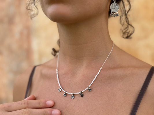 Kette mit 5 kleinen Spiralen und echten Mondsteinen, 925er Silber, längenverstellbar
