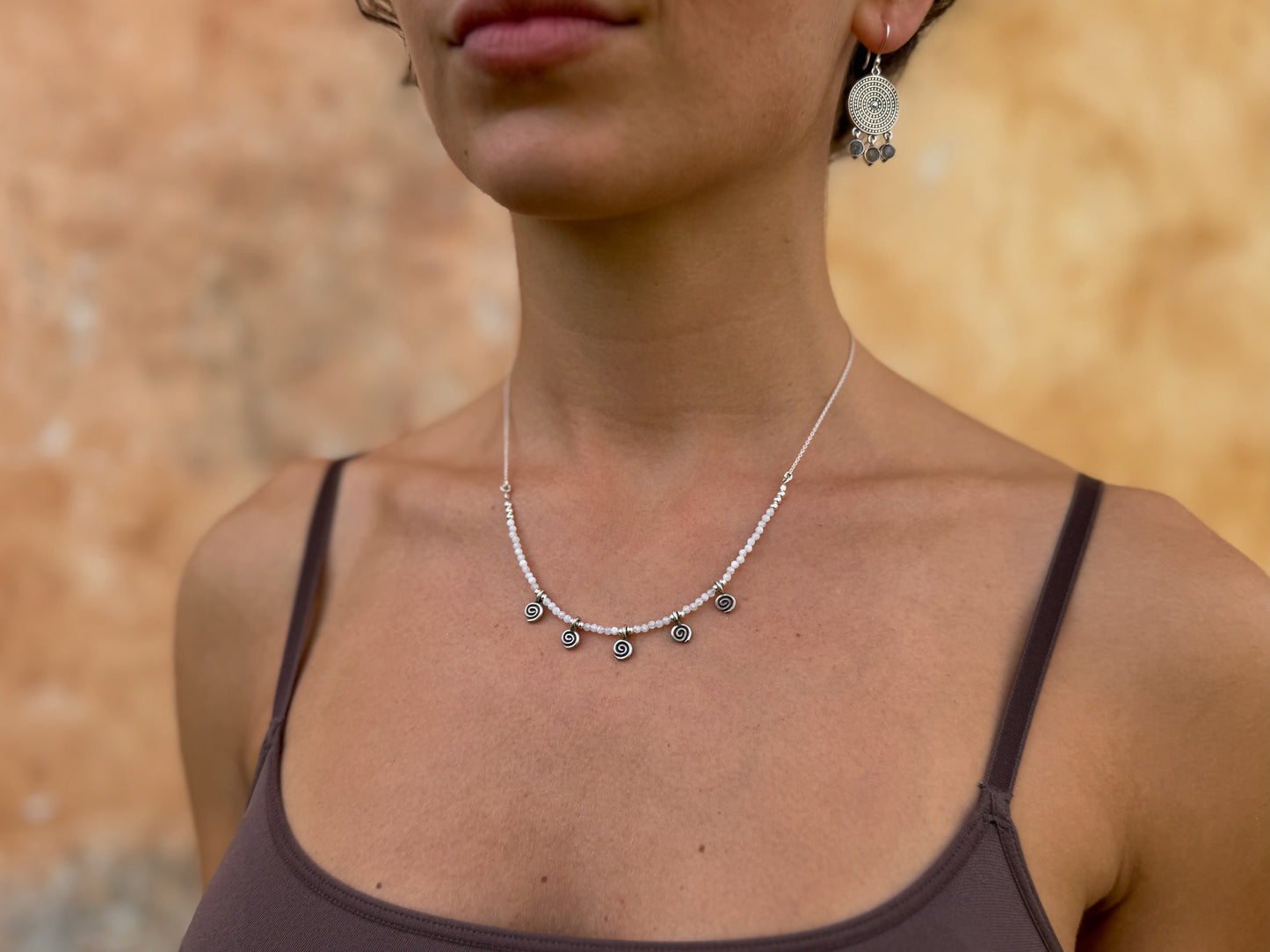 Kette mit 5 kleinen Spiralen und echten Mondsteinen, 925er Silber, längenverstellbar