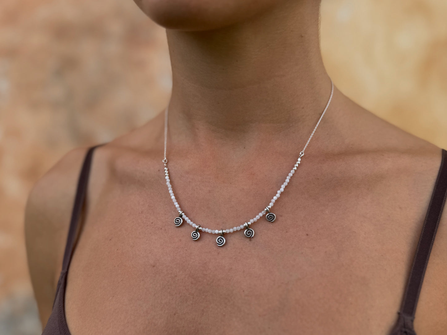 Kette mit 5 kleinen Spiralen und echten Mondsteinen, 925er Silber, längenverstellbar