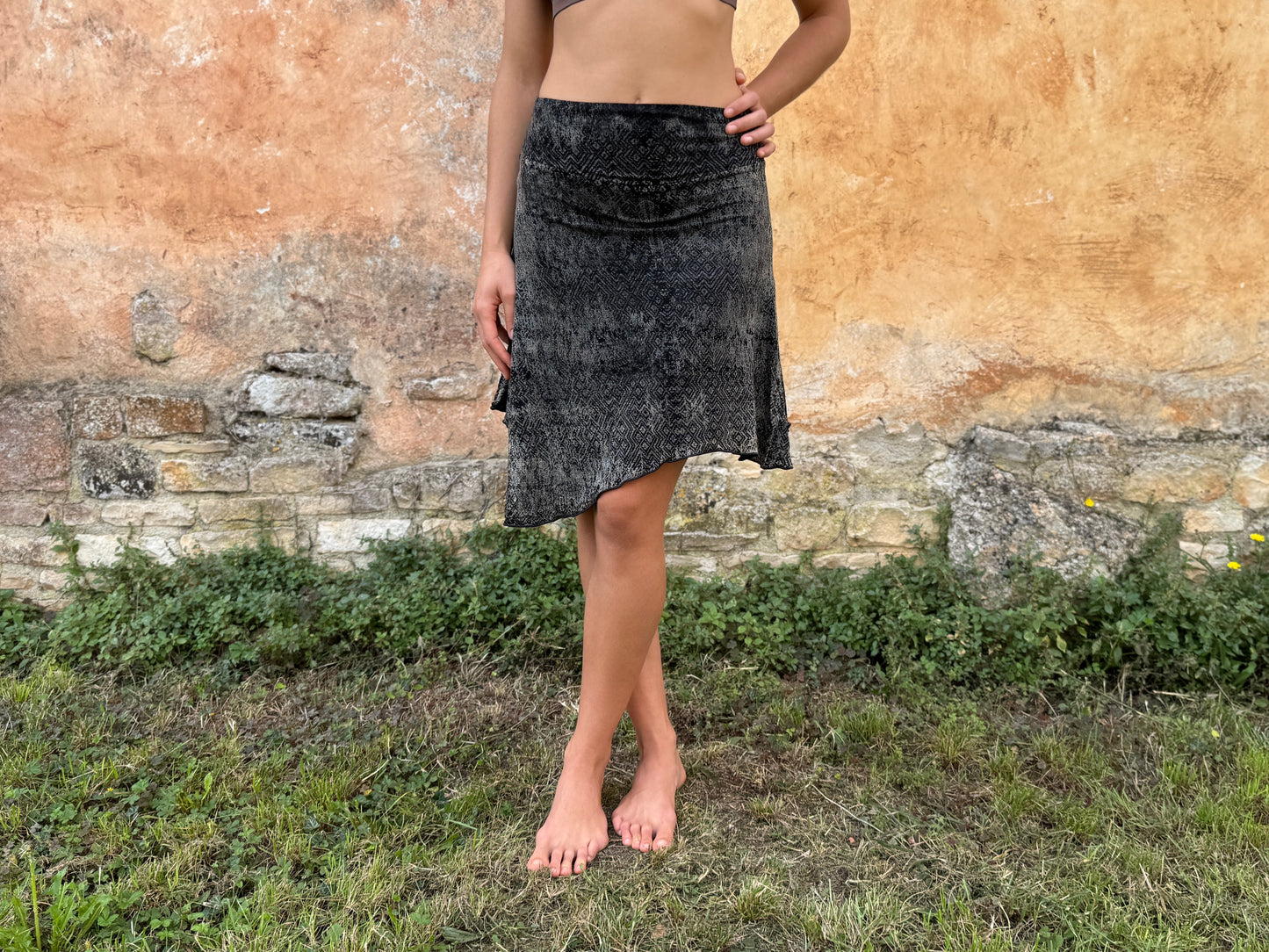 asymmetrischer Rock mit Batik-Muster in grau