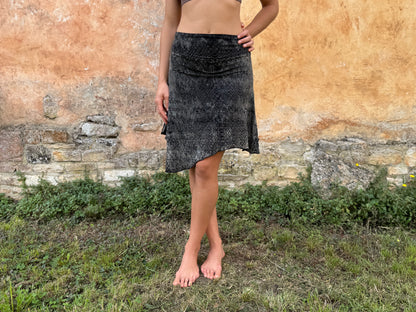 asymmetrischer Rock mit Batik-Muster in grau