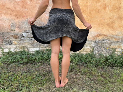 asymmetrischer Rock mit Batik-Muster in grau