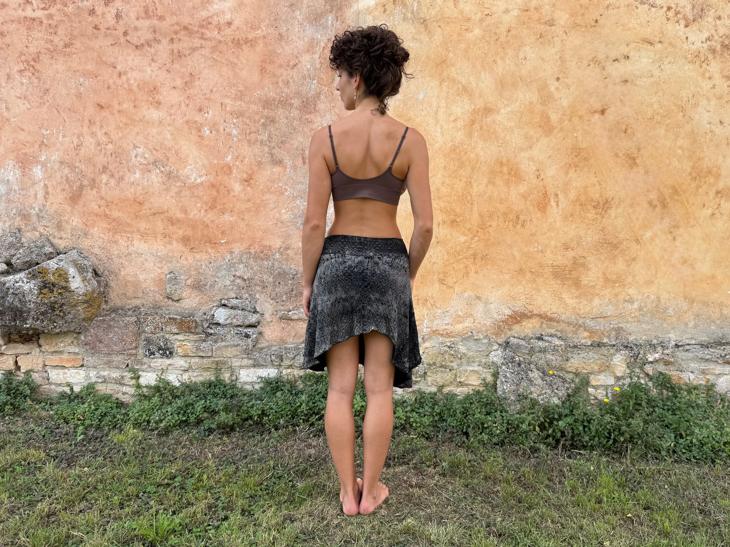 asymmetrischer Rock mit Batik-Muster in grau
