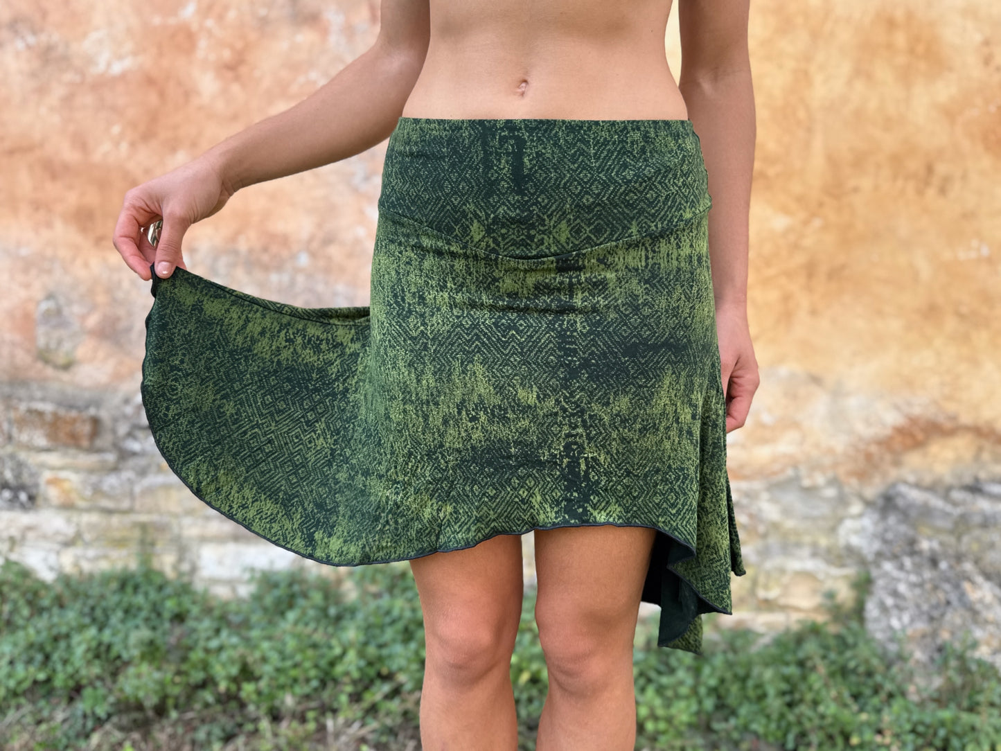 asymmetrischer Rock mit Batik-Muster in grün