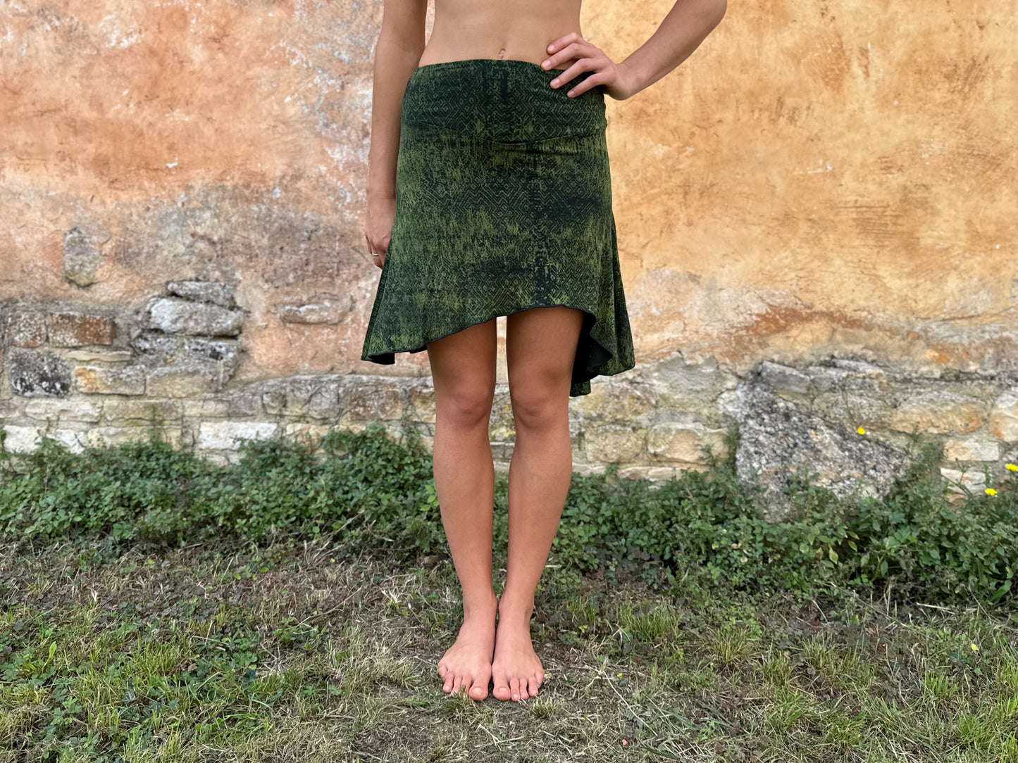 asymmetrischer Rock mit Batik-Muster in grün