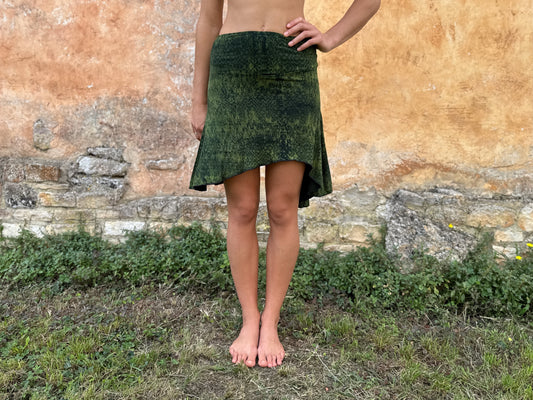 asymmetrischer Rock mit Batik-Muster in grün