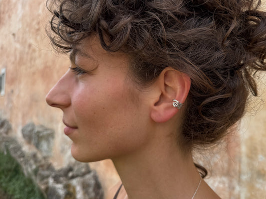 Kleiner Ohrclip aus Silber mit Spirale & filigranem Zickzack-Muster – Boho Ear Cuff ohne Ohrloch