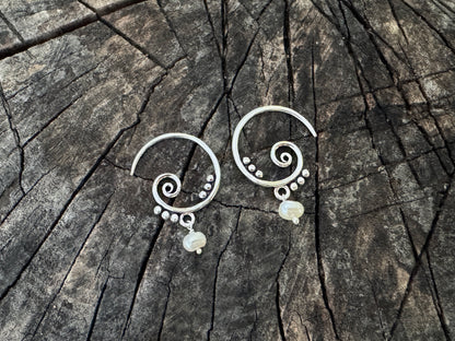 kleine Spiral Ohrringe mit Pünktchen und baumelndem Stein aus Silber