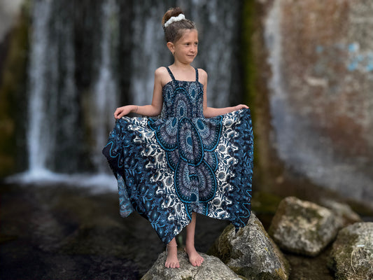luftiges Elfenkleid für Kinder, weiß blau gemustertes Sommerkleid im Boho Look für Mädchen, Fransenkleid