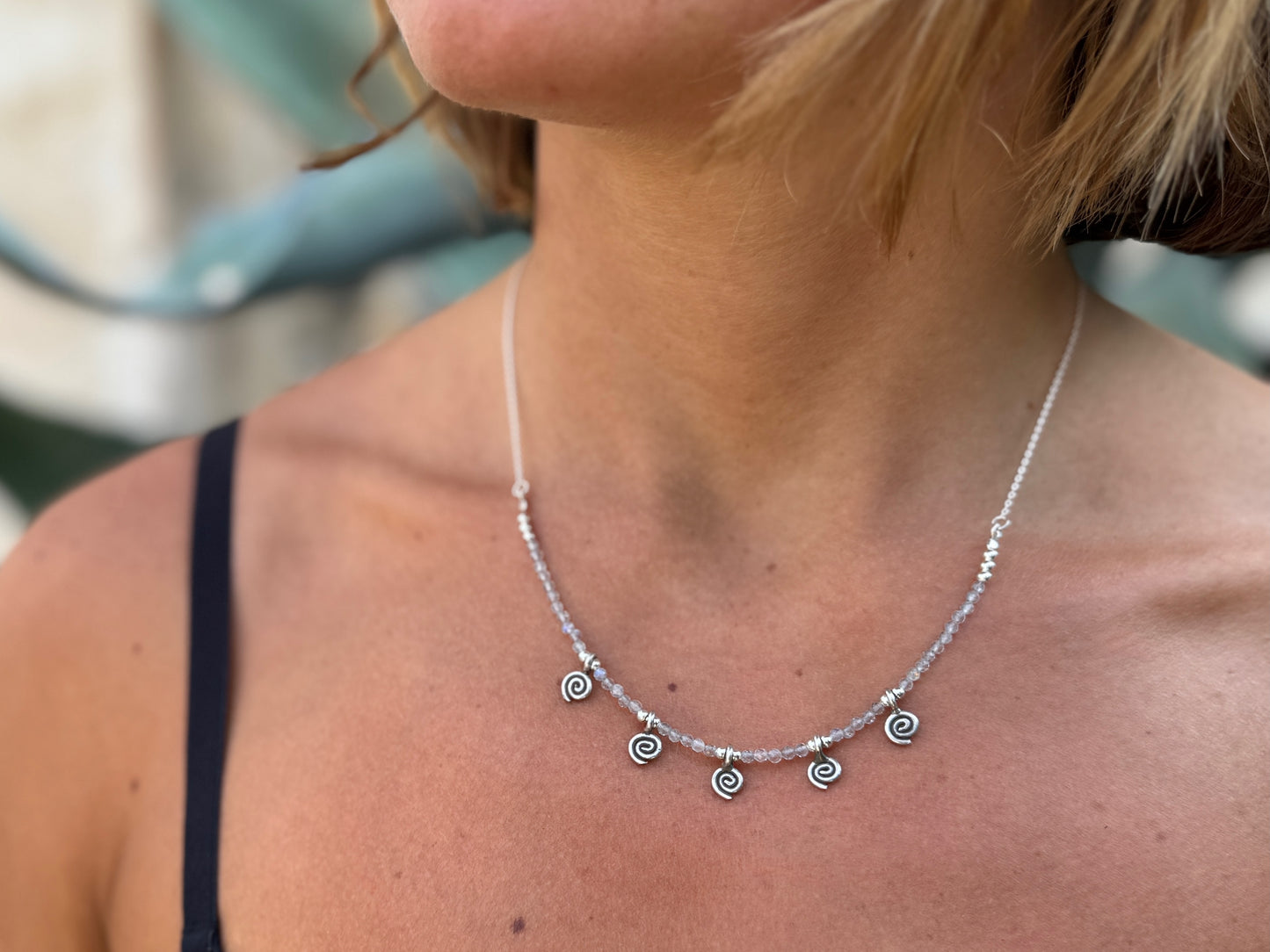 Kette mit 5 kleinen Spiralen und facettierten Labradorit Steinen, 925er Silber, längenverstellbar