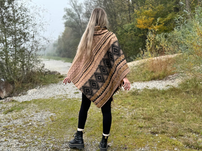 half-length, plain-colored knitted sweater with hood and thumbholes in rosé red 