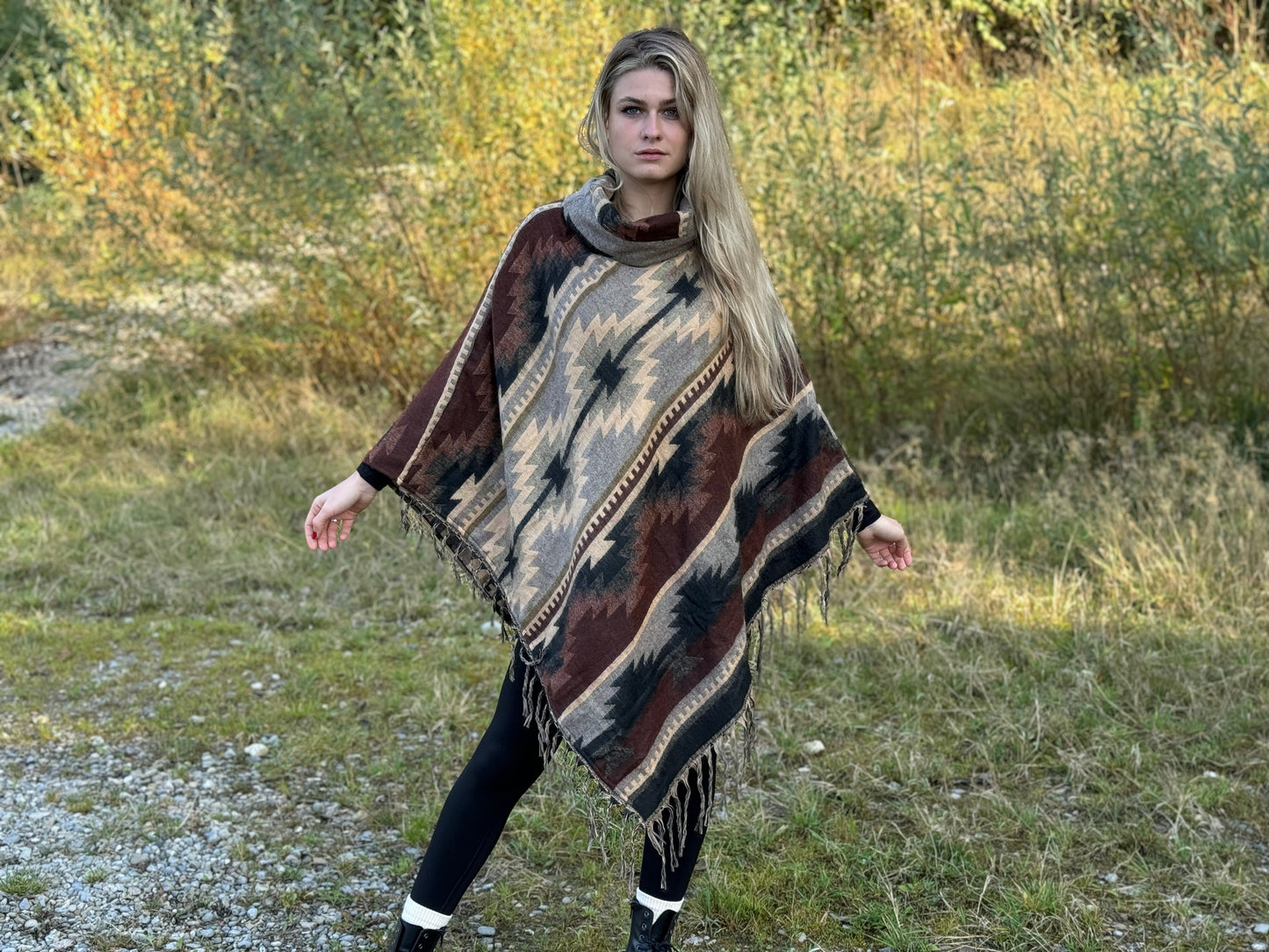 gemütlicher warmer Poncho, Überwurf, Bohemian Poncho, Boho Überwurf beige/dunkelbraun/schwarz 011