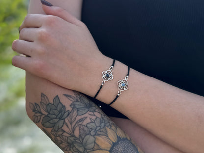 verstellbares Armband mit Silberelement und Stein