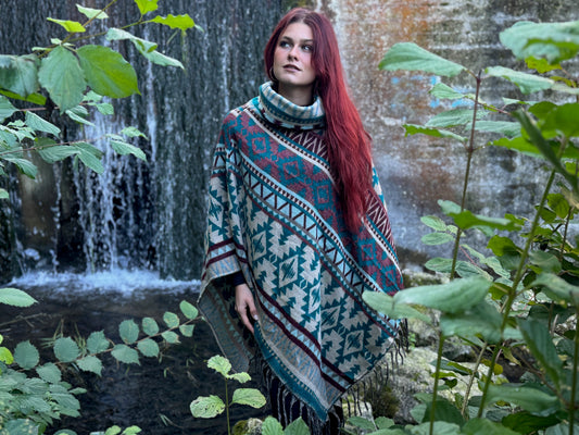 half-length, plain-colored knitted sweater with hood and thumbholes in rosé red 