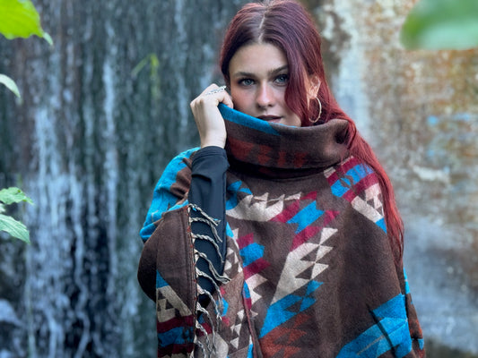 half-length, plain-colored knitted sweater with hood and thumbholes in rosé red 