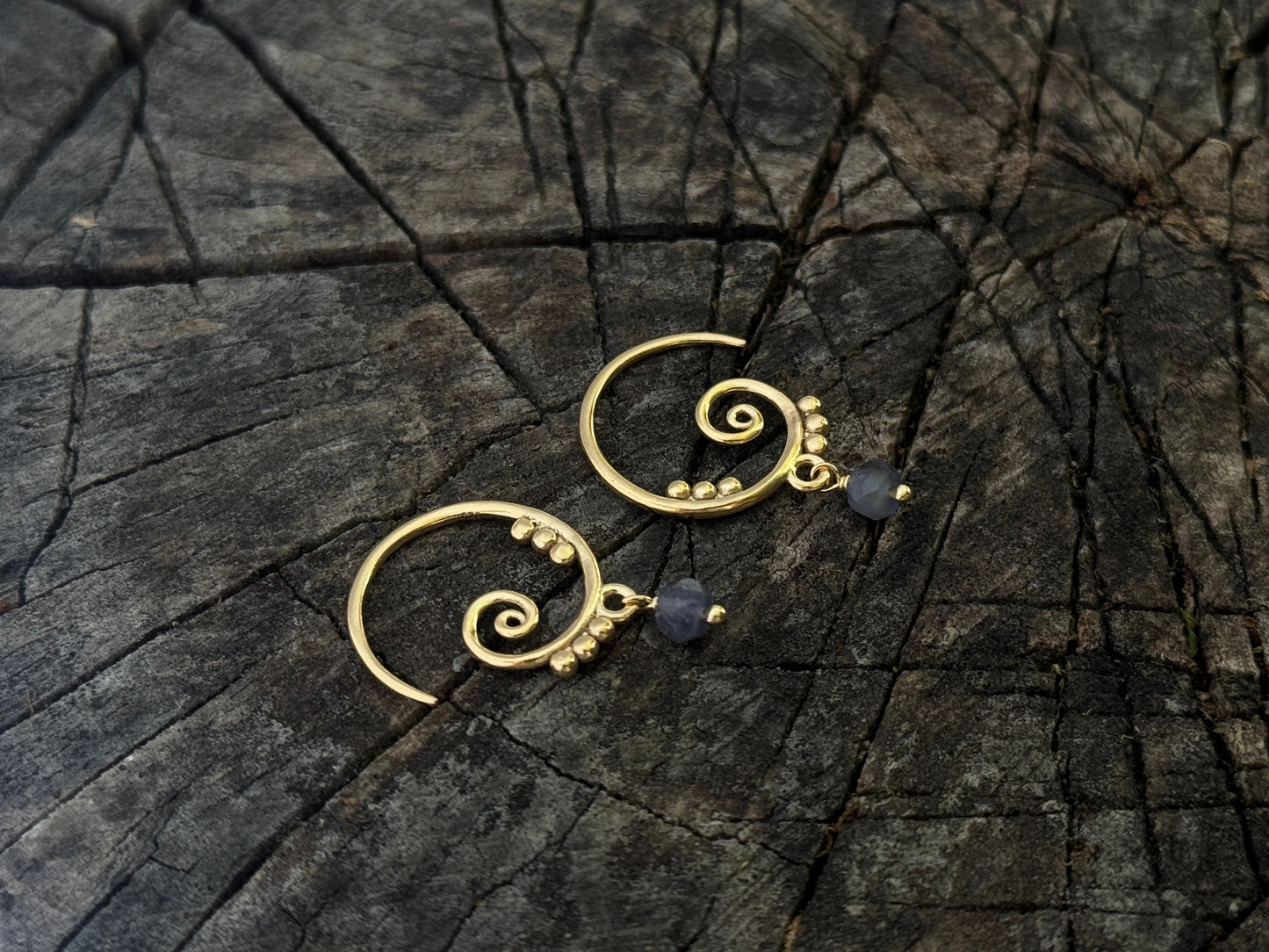 kleine Spiral Ohrringe mit Pünktchen und baumelndem Stein aus Silber