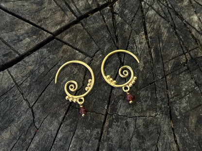 kleine Spiral Ohrringe mit Pünktchen und baumelndem Stein aus Silber