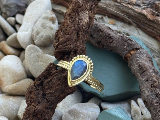 Ring mit facettiertem Labradorit in Tropfenform aus Messing