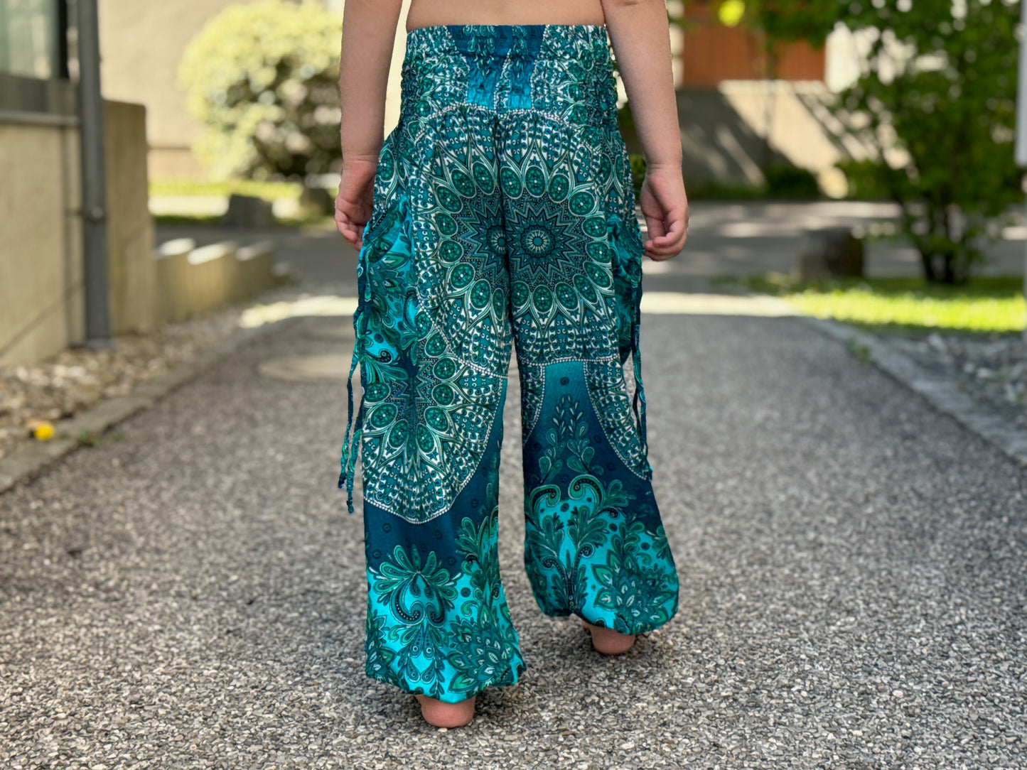 gemusterte Pluderhose mit Mandalamuster für Kinder in türkis weiß, Kinderhose