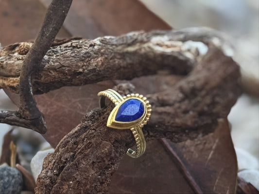 Ring mit facettiertem blauem Lapislazuli in Tropfenform aus Messing
