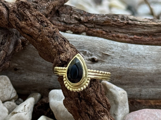 Ring mit facettiertem schwarzem Spinell in Tropfenform aus Messing