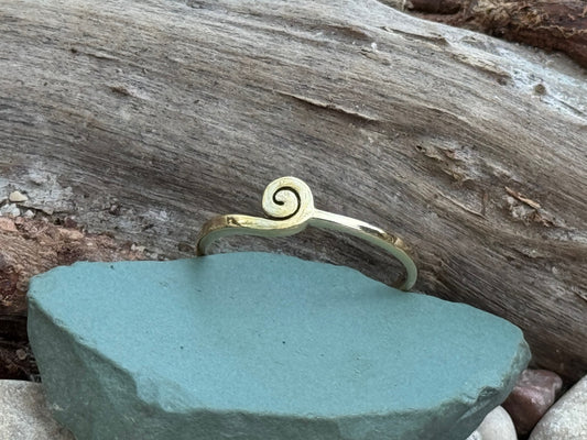 Ring mit kleiner Spirale aus Messing