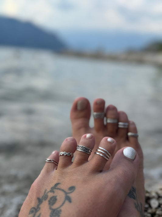 Toe ring with silver spirals 