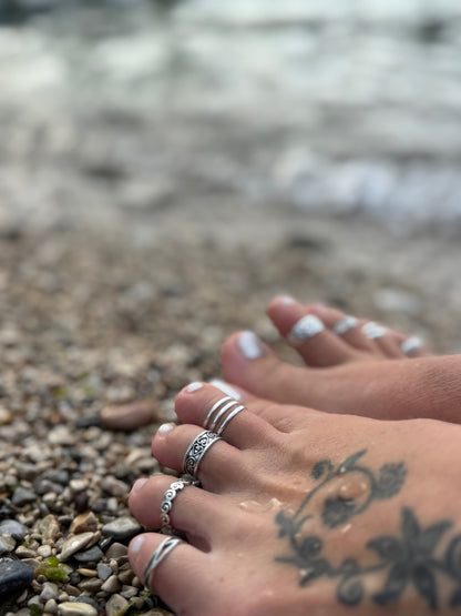 Toe ring with silver spirals 
