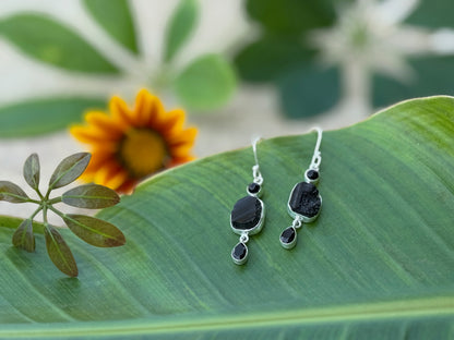 Ohrringe mit Rohstein aus Silber, Hängeohrringe mit Steinen, schwarzer Turmalin und Onyx